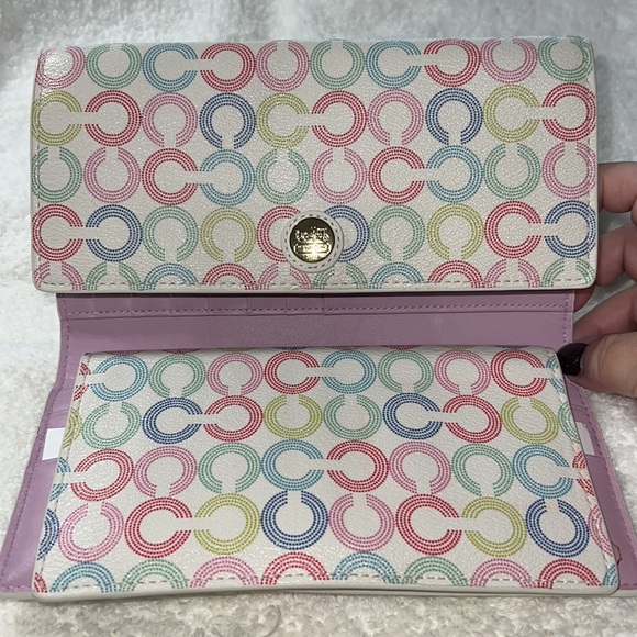 NWT Coach Checkbook Wallet in hard to find pattern - Picture 5 of 9